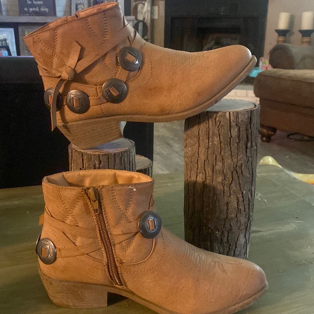 Womens size 7/8 booties
